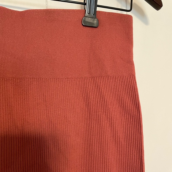 Ardene Terracotta Ribbed Leggings Size Medium - Picture 2 of 7